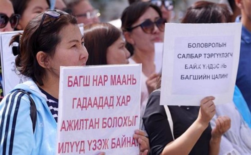 УИХ-ын гишүүн С.Эрдэнэбат: Боловсролын жилд багш ажилчдынхаа цалин хөлсийг нэмэх зарчмын санал гаргаж, гарын үсэг цуглуулж эхэлсэн.